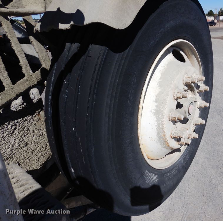 image for item DF8126 2000 International 5500i  ready mix truck