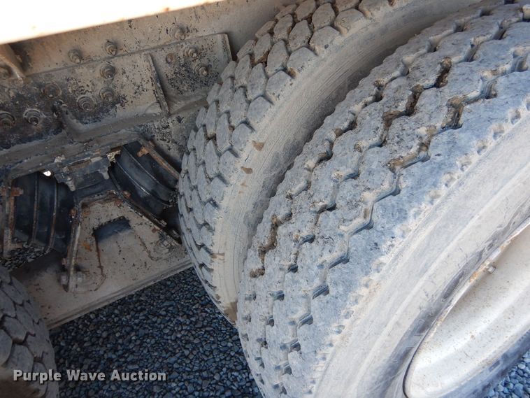 image for item DF8126 2000 International 5500i  ready mix truck