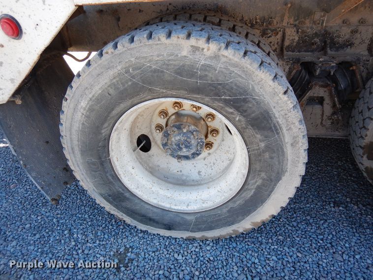 image for item DF8126 2000 International 5500i  ready mix truck