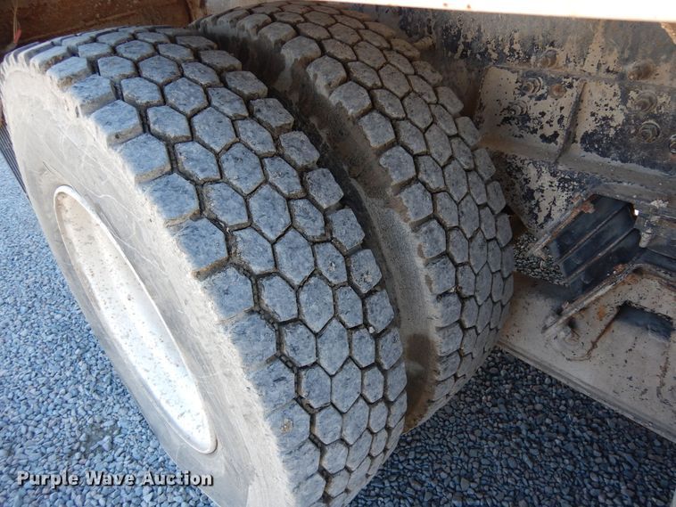 image for item DF8126 2000 International 5500i  ready mix truck