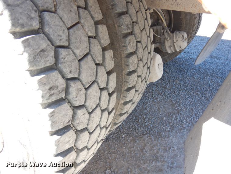 image for item DF8126 2000 International 5500i  ready mix truck