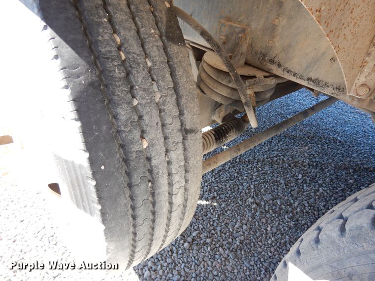 image for item DF8126 2000 International 5500i  ready mix truck