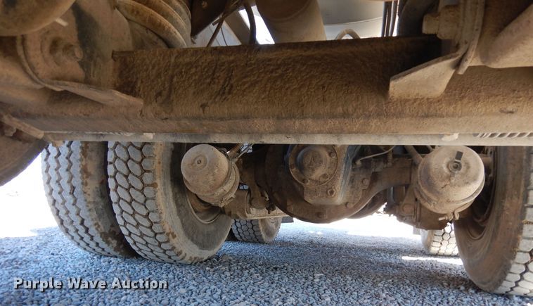 image for item DF8126 2000 International 5500i  ready mix truck