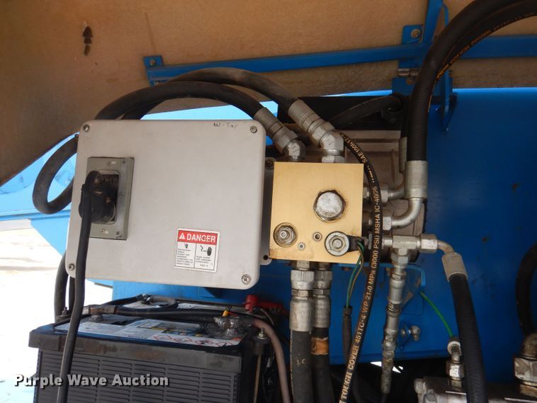 image for item DJ3863 2002 Genie S-85  boom lift