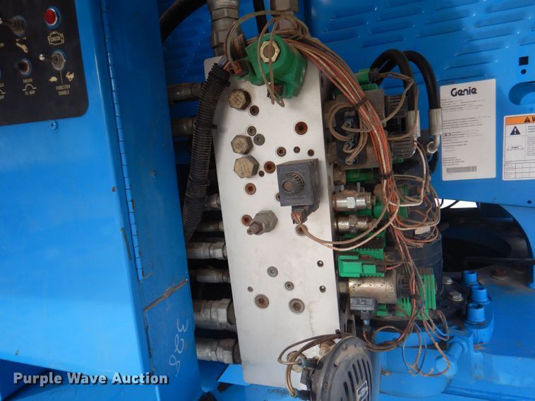 image for item DJ3863 2002 Genie S-85  boom lift