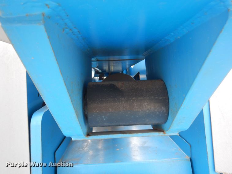 image for item DJ3863 2002 Genie S-85  boom lift