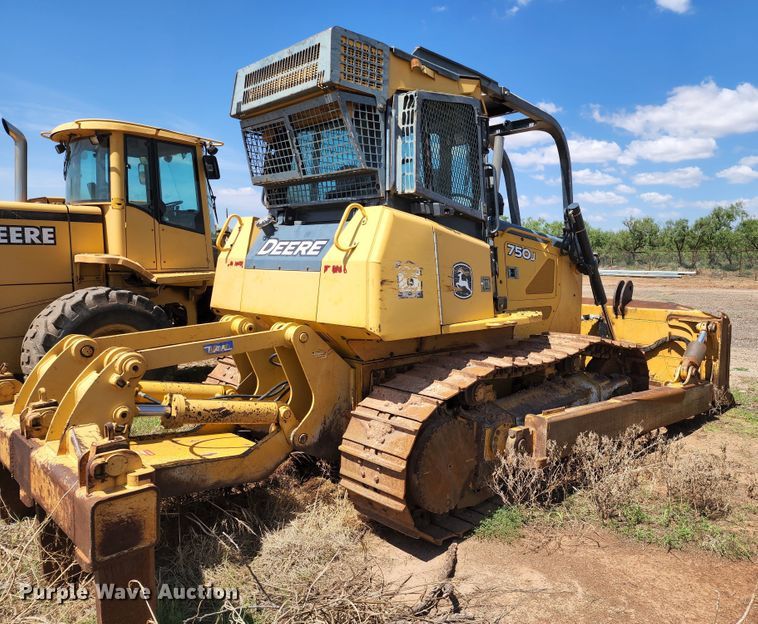 image for item DJ8992 2006 John Deere 750J  dozer
