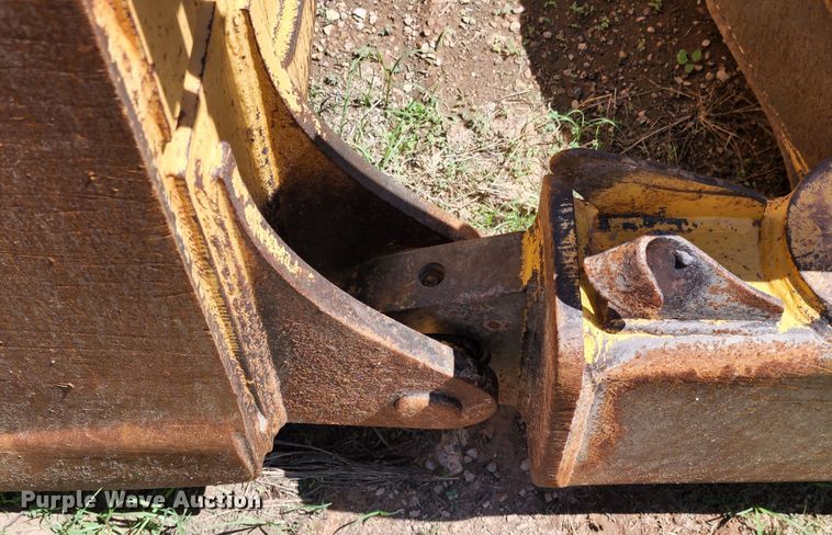 image for item DJ8992 2006 John Deere 750J  dozer