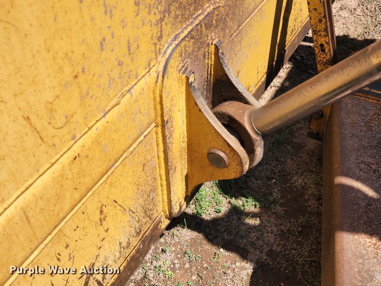 image for item DJ8992 2006 John Deere 750J  dozer