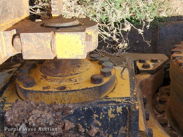 image for item DJ8992 2006 John Deere 750J  dozer