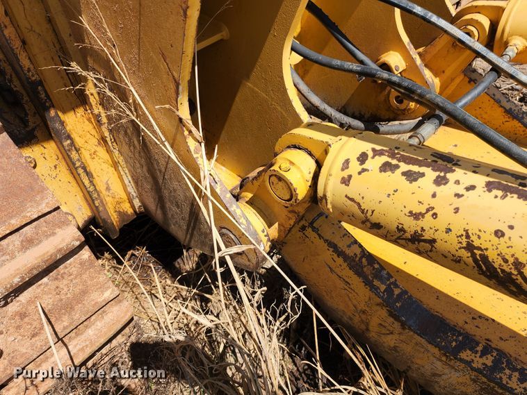 image for item DJ8992 2006 John Deere 750J  dozer