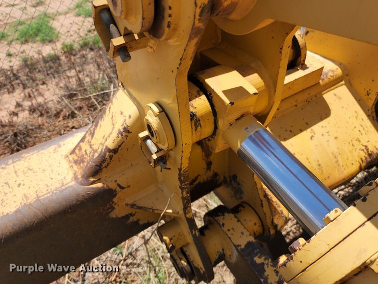 image for item DJ8992 2006 John Deere 750J  dozer