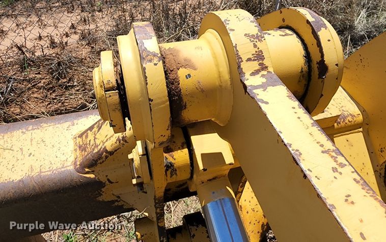 image for item DJ8992 2006 John Deere 750J  dozer