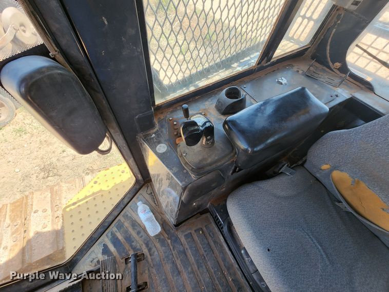 image for item DJ8992 2006 John Deere 750J  dozer