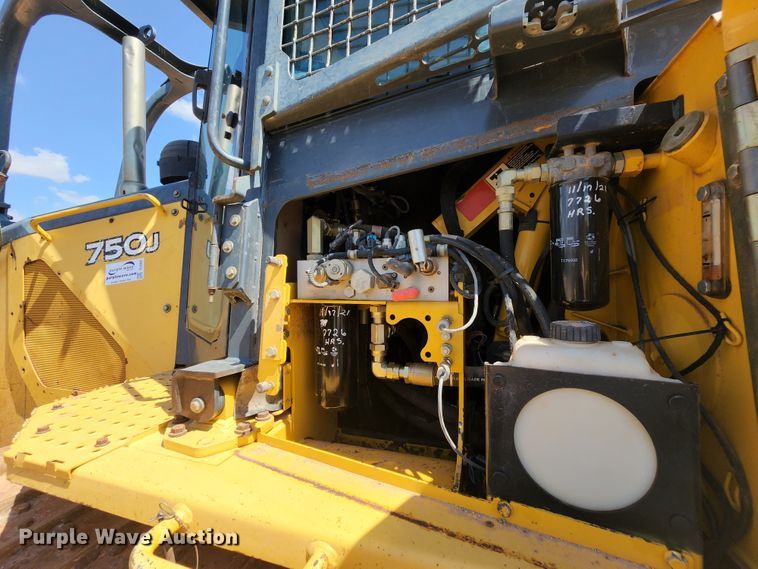 image for item DJ8992 2006 John Deere 750J  dozer