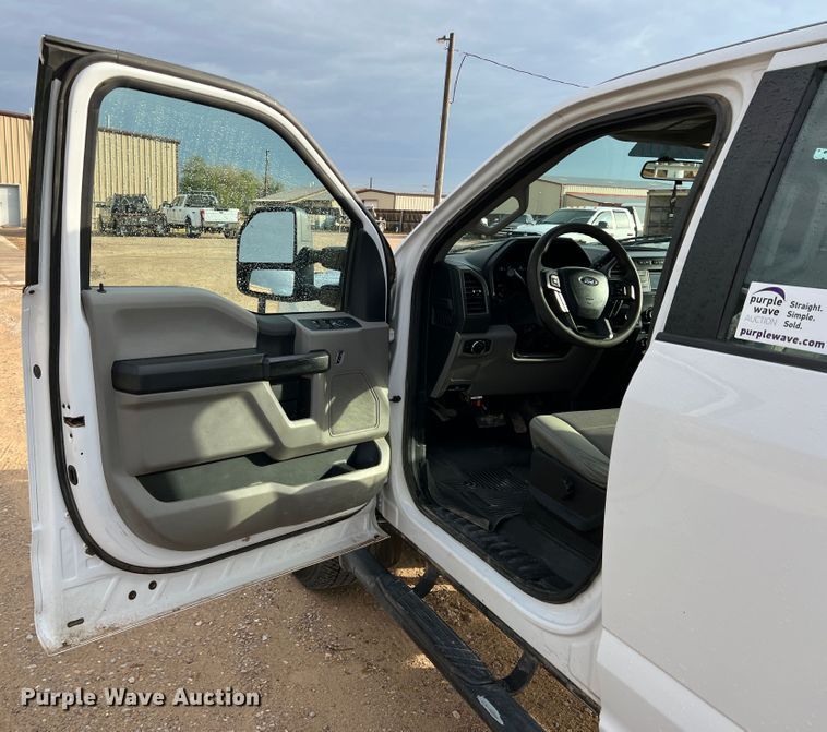 image for item DN5204 2019 Ford  F350 Super Duty  Crew Cab utility bed pickup truck