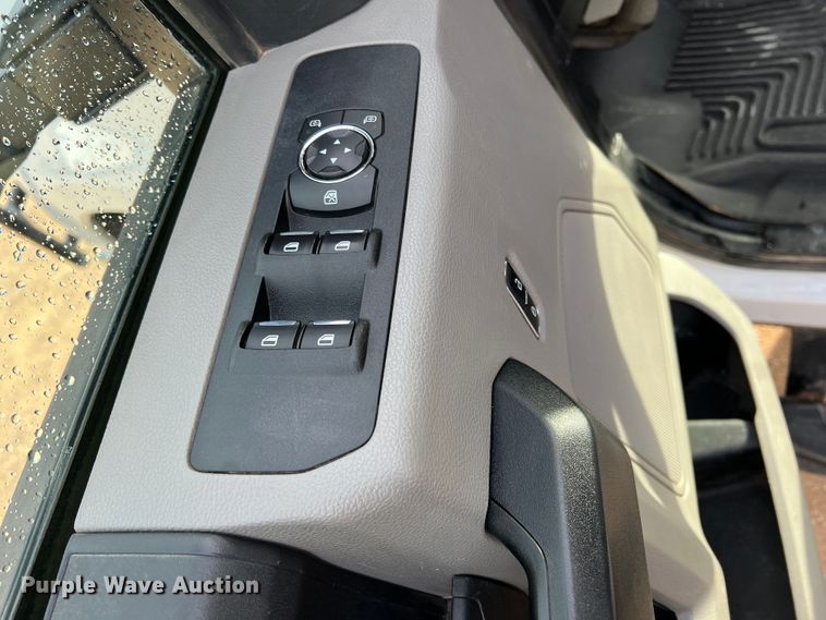 image for item DN5204 2019 Ford  F350 Super Duty  Crew Cab utility bed pickup truck