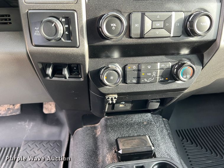 image for item DN5204 2019 Ford  F350 Super Duty  Crew Cab utility bed pickup truck