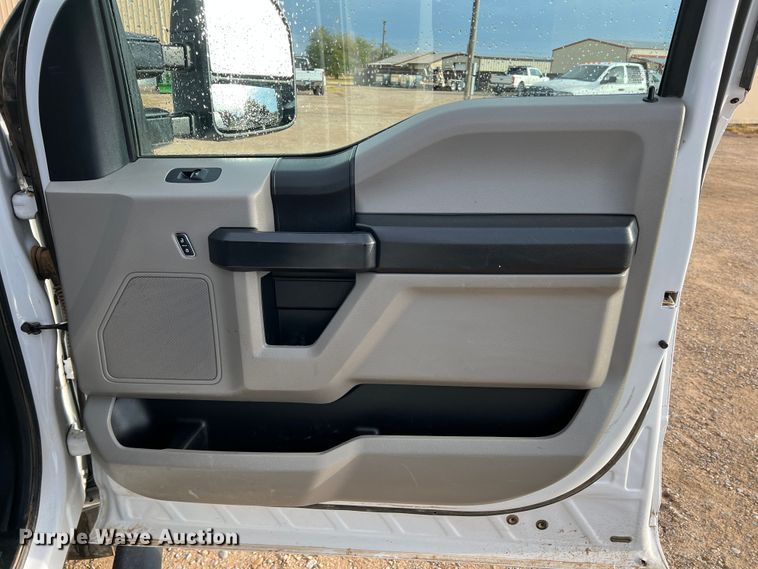 image for item DN5204 2019 Ford  F350 Super Duty  Crew Cab utility bed pickup truck