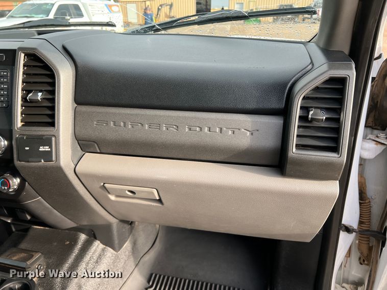 image for item DN5204 2019 Ford  F350 Super Duty  Crew Cab utility bed pickup truck