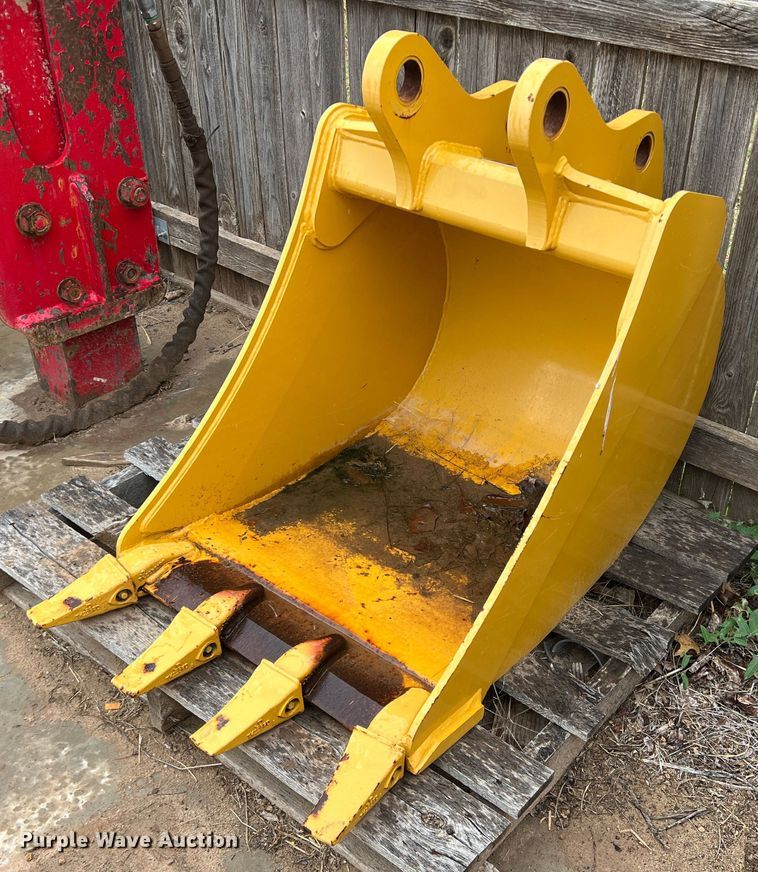 image for item DN5224 John Deere  backhoe bucket