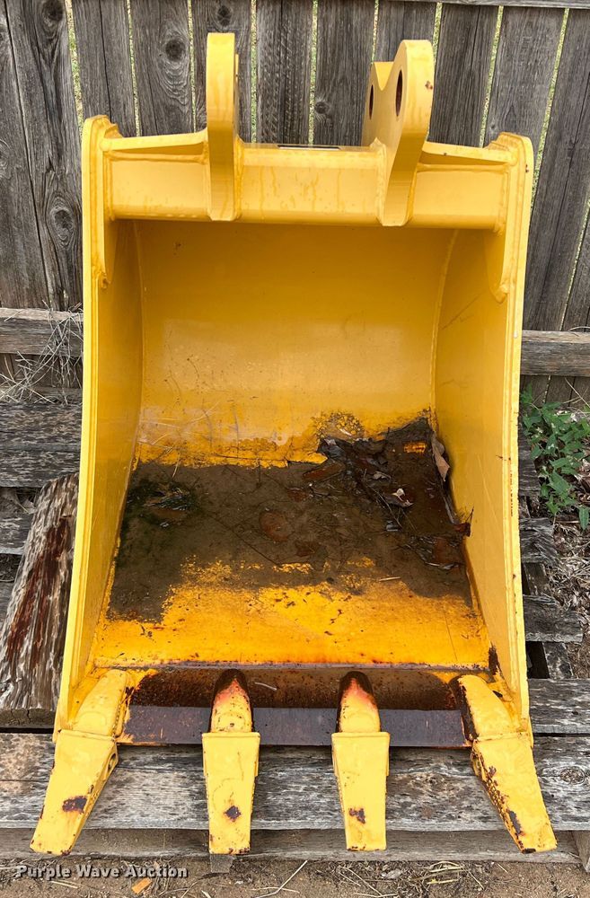 John Deere backhoe bucket in Amarillo, TX Item DN5224 sold Purple Wave