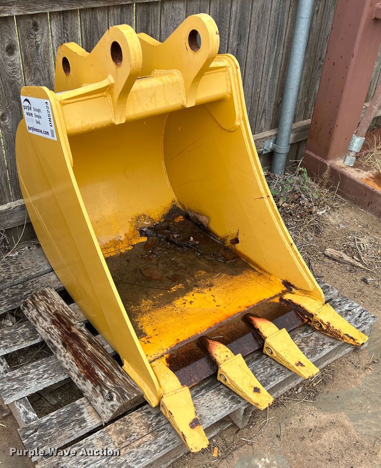 image for item DN5224 John Deere  backhoe bucket