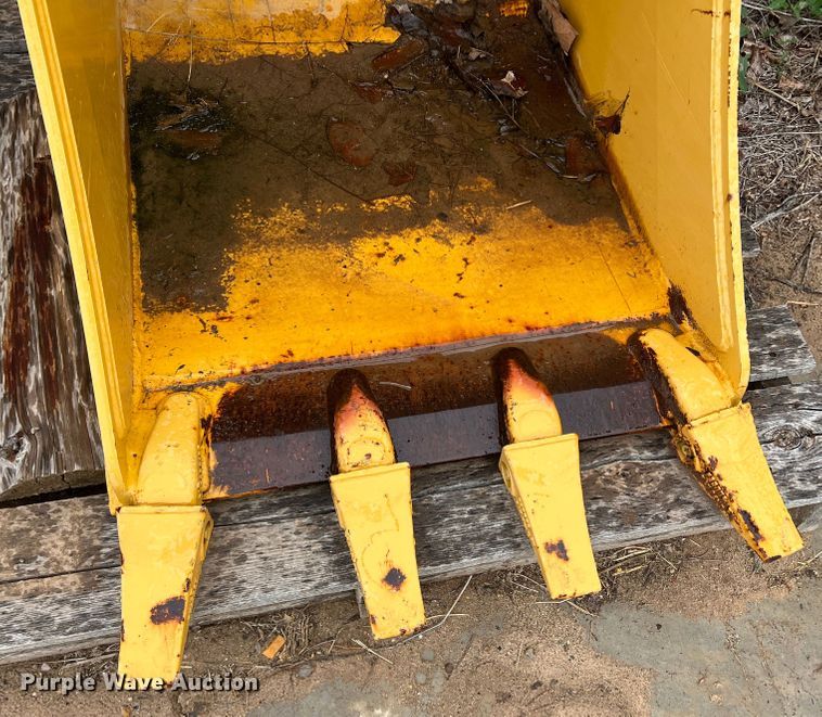 image for item DN5224 John Deere  backhoe bucket