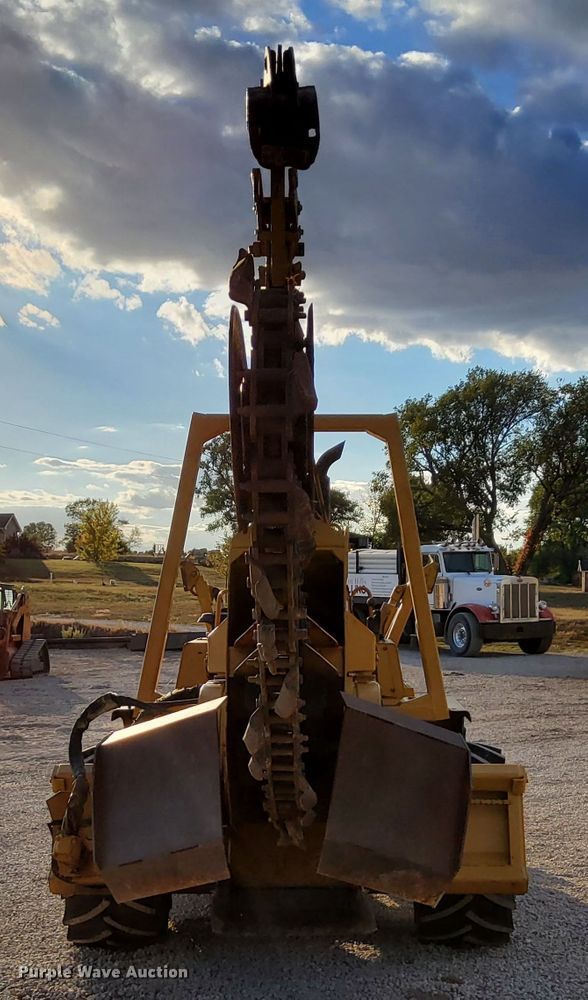 image for item DN6879 1999 Vermeer V8550A  trencher
