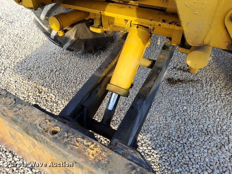 image for item DN6879 1999 Vermeer V8550A  trencher