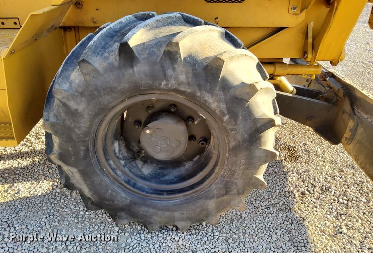 image for item DN6879 1999 Vermeer V8550A  trencher