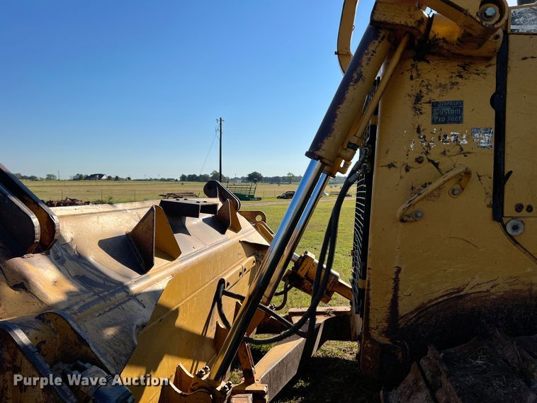 image for item DO8770 2004 Caterpillar D6R XL Series II  dozer