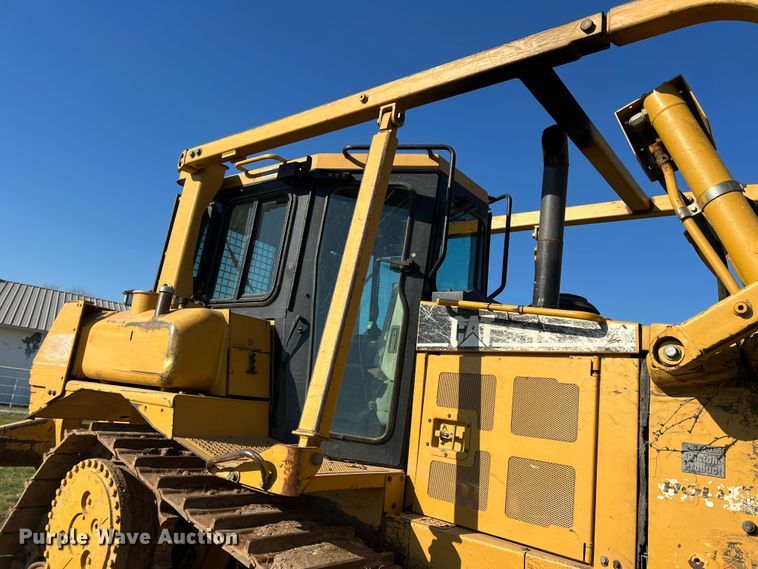 image for item DO8770 2004 Caterpillar D6R XL Series II  dozer