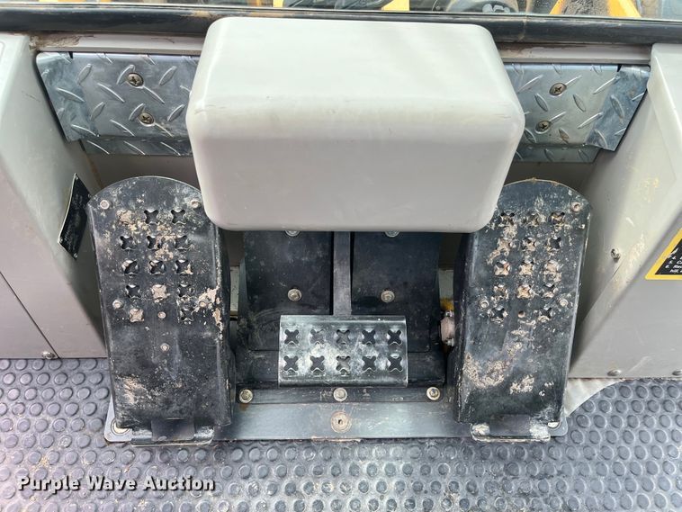 image for item DP4841 2007 John Deere 605C  track loader