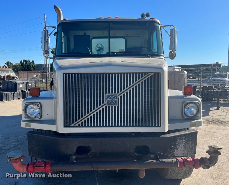 image for item DQ4872 1999 Volvo WCA64T  water truck
