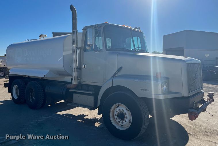 image for item DQ4872 1999 Volvo WCA64T  water truck