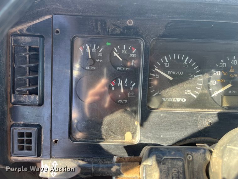 image for item DQ4872 1999 Volvo WCA64T  water truck