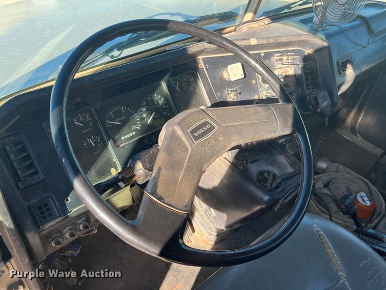 image for item DQ4872 1999 Volvo WCA64T  water truck