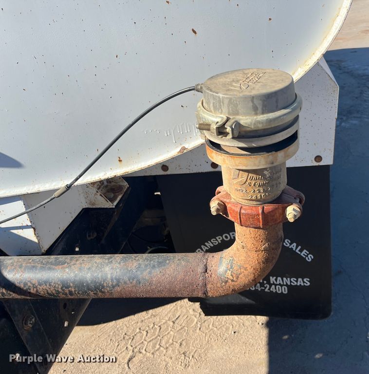 image for item DQ4872 1999 Volvo WCA64T  water truck