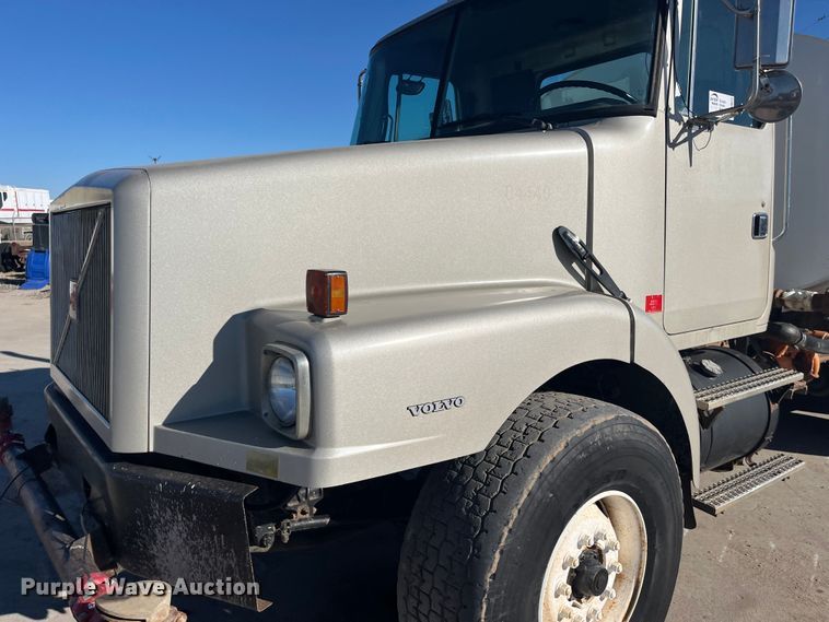 image for item DQ4872 1999 Volvo WCA64T  water truck