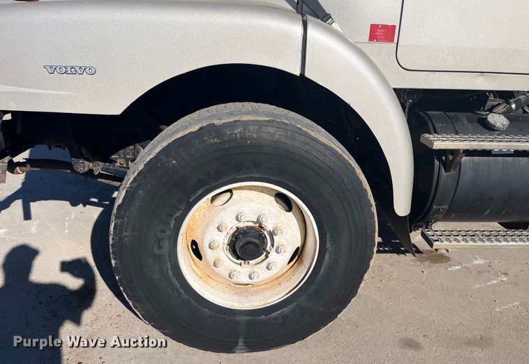 image for item DQ4872 1999 Volvo WCA64T  water truck