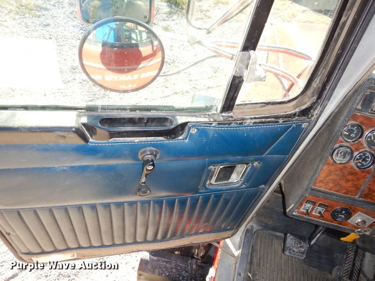 image for item DS1445 1999 Kenworth T800  dump truck