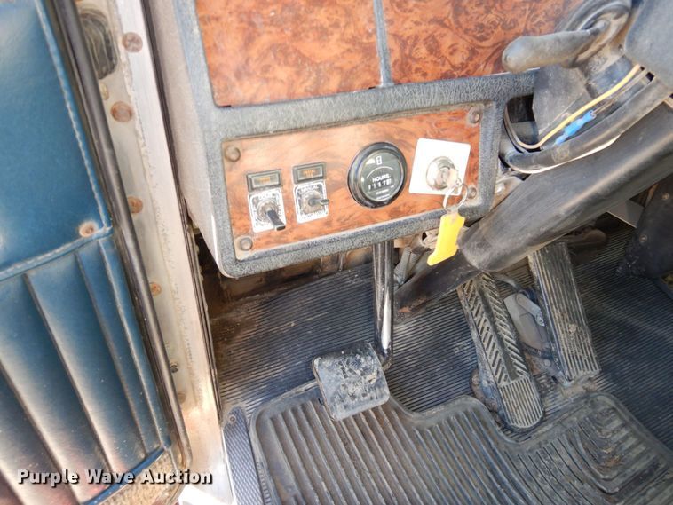 image for item DS1445 1999 Kenworth T800  dump truck