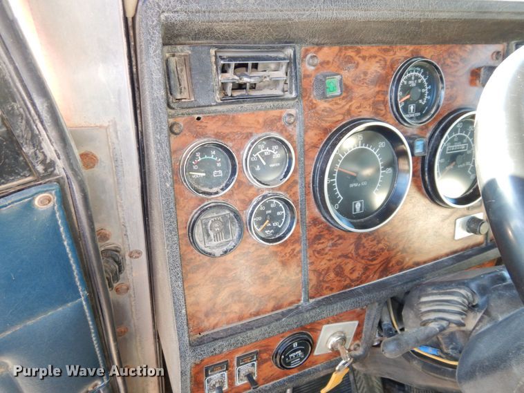 image for item DS1445 1999 Kenworth T800  dump truck