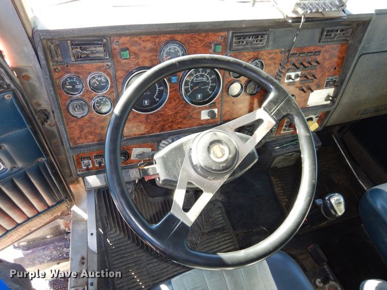 image for item DS1445 1999 Kenworth T800  dump truck