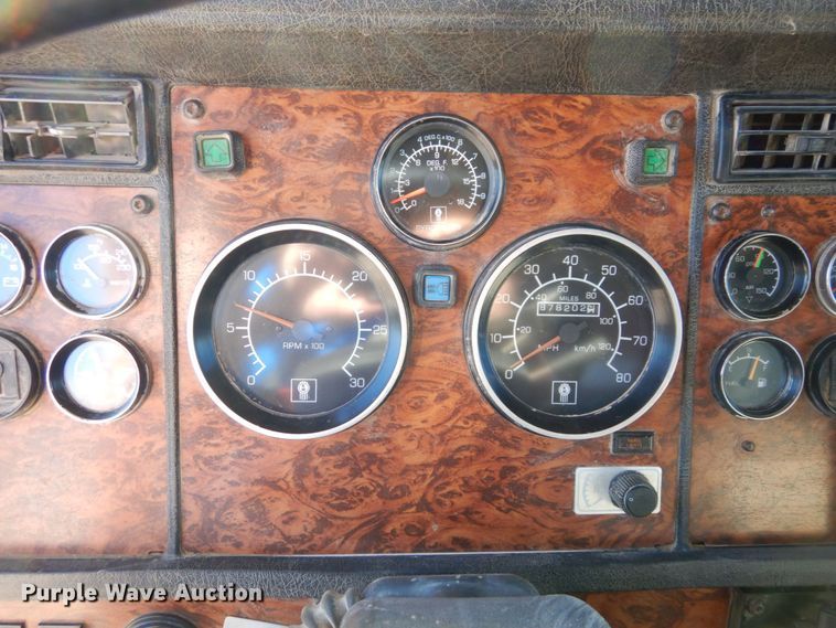 image for item DS1445 1999 Kenworth T800  dump truck