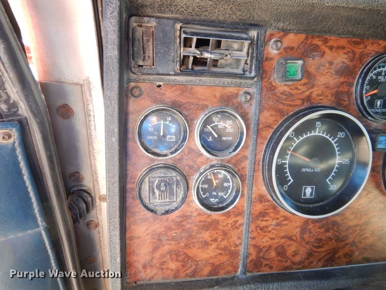 image for item DS1445 1999 Kenworth T800  dump truck