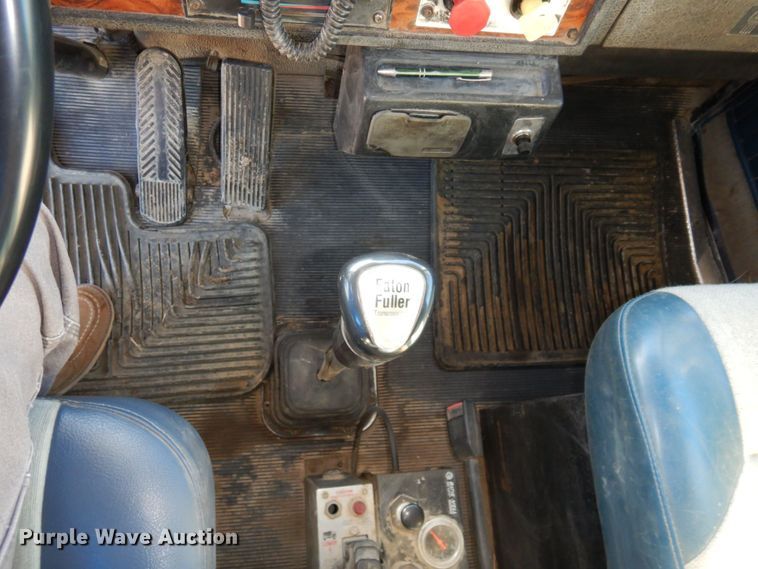 image for item DS1445 1999 Kenworth T800  dump truck