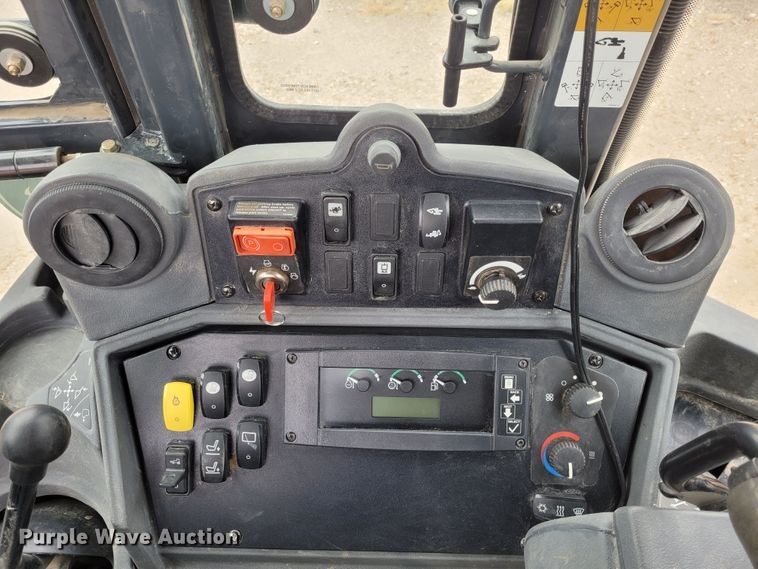 image for item FC9183 2011 John Deere 410J  backhoe