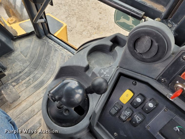 image for item FC9183 2011 John Deere 410J  backhoe